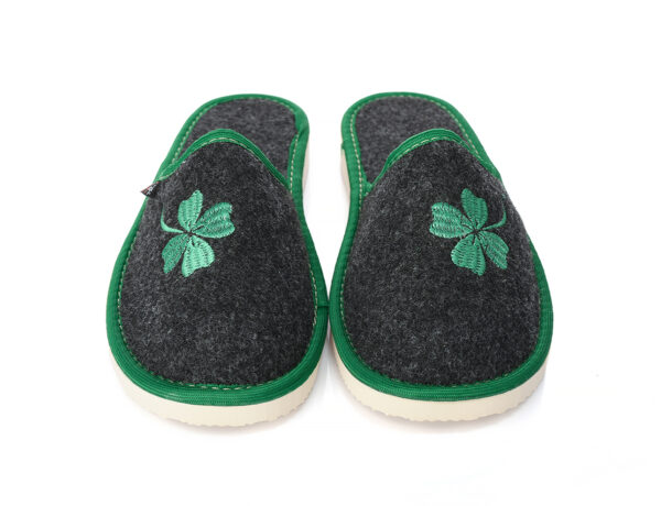 zielone pantofle filcowe ze wzorem koniczynki
