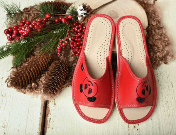 pantofle haftowane czerwone ze skóry naturalnej
